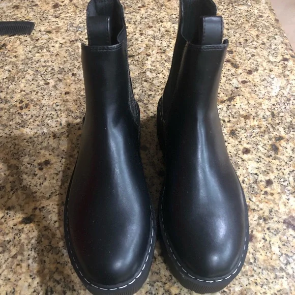 Black boots. - Picture 1 of 3